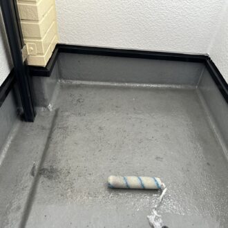 家のベランダの防水塗装をします。
