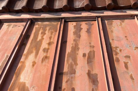 外壁塗装、春日井市、家の屋根を塗っていきます。