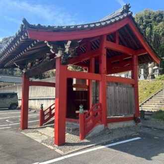 お寺の門を塗装しました。木部塗装もおまかせください！