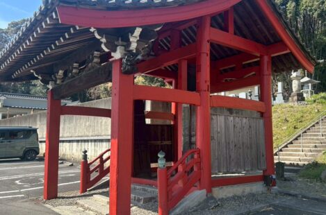 お寺の門を塗装しました。木部塗装もおまかせください！