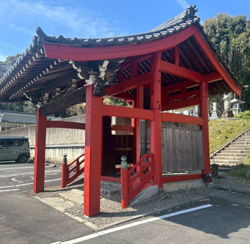 お寺の門を塗装しました。木部塗装もおまかせください！