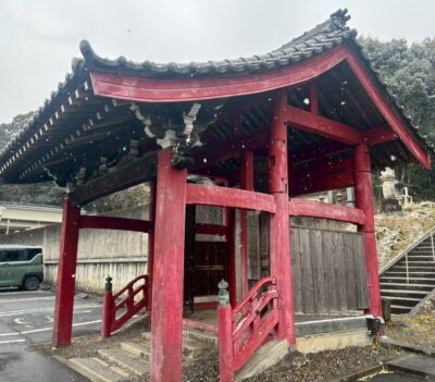 お寺の門を塗装しました。木部塗装もおまかせください！